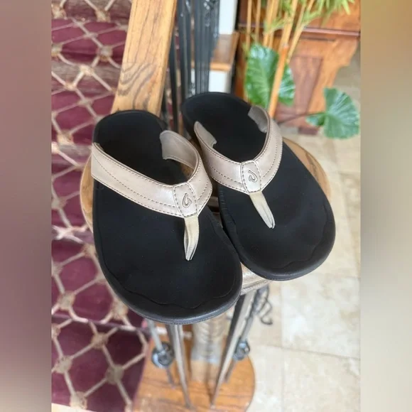 Ola Kai, ladies, size 8, gold and black flip-flop sandal good condition. - Picture 6 of 12